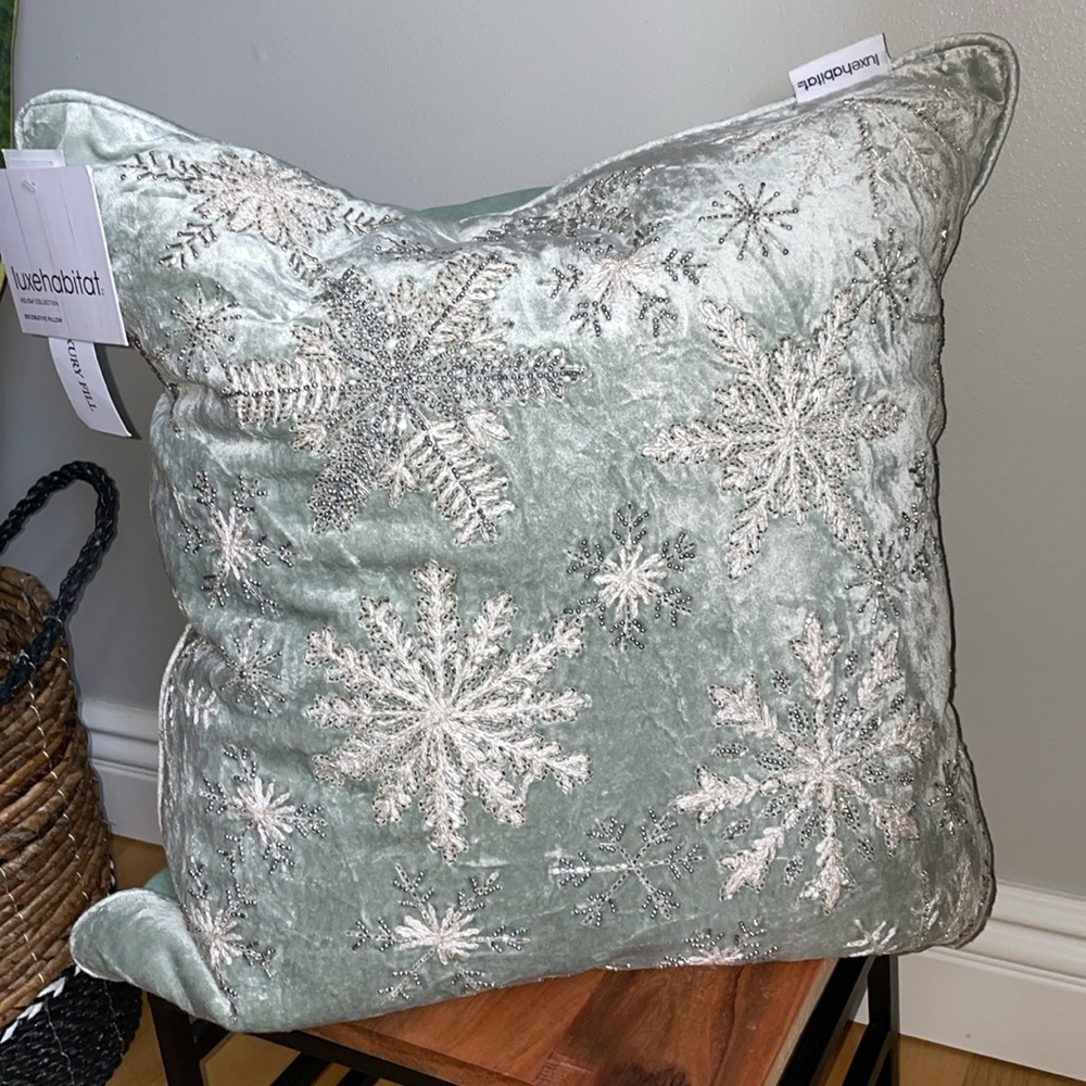 ❄️Sparkling Snowflake ❄️ Gorgeous, soft & plump sparkling ✨ pillow! NWT! - Picture 3 of 16